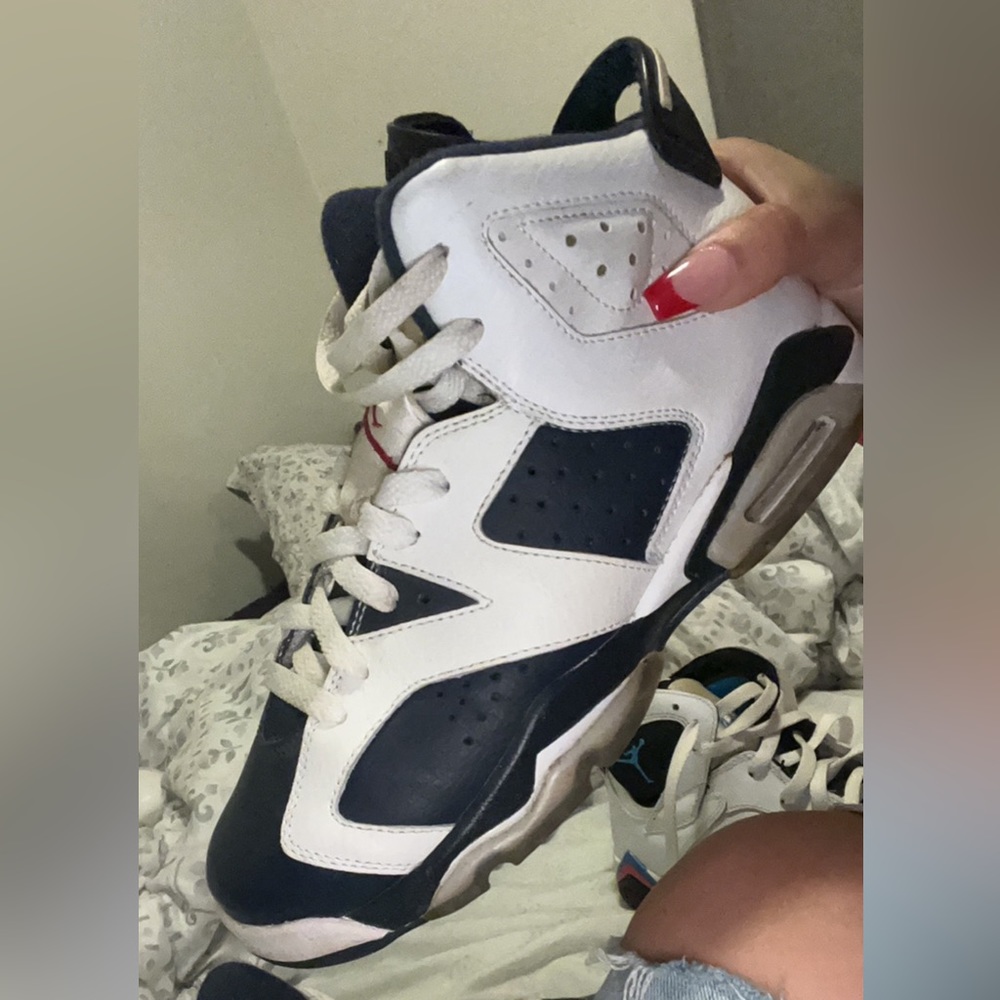 Jordan retro 7 Navy and White Youth size 6 = 7.5-8 in Woman’s